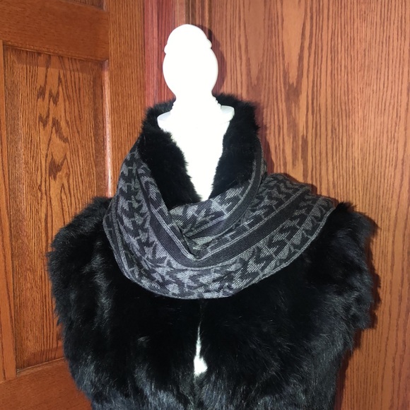 Michael Kors Logo Scarf - Picture 3 of 8